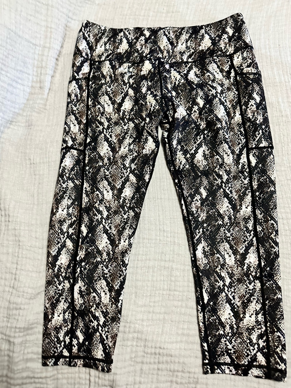 Constantly Varied Gear Black and White Printed capri Leggings